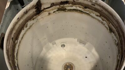 オキシクリーンでも落ちないカビ汚れ…分解クリーニングで解決！